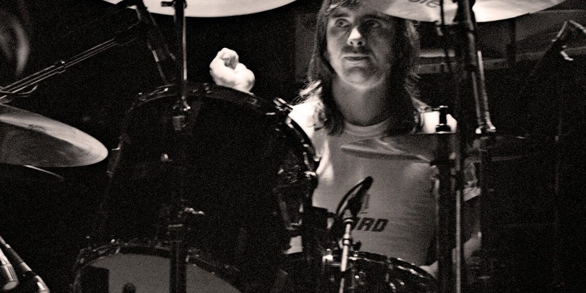 Phil Rudd, AC/DC. Fot. Harry (Howard) Potts, Manchester Apollo, 1982, CC BY 2.0