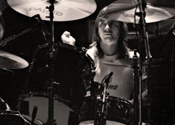 Phil Rudd, AC/DC. Fot. Harry (Howard) Potts, Manchester Apollo, 1982, CC BY 2.0
